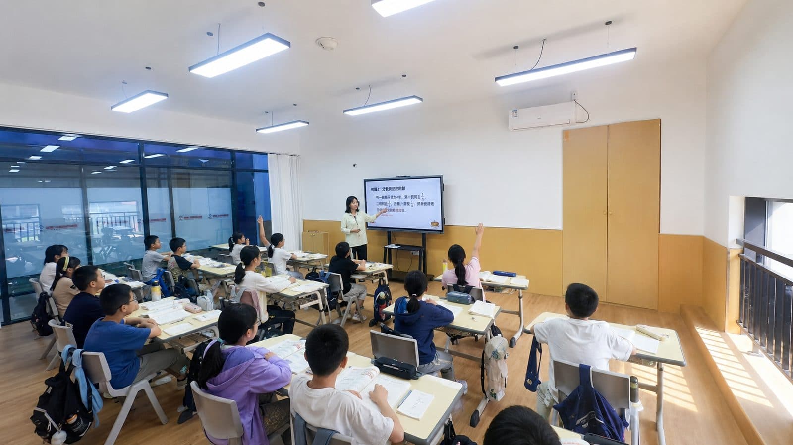 英途英语课堂互动场景 - 学生积极举手发言